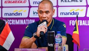 Pelatih Timnas Indonesia U-17, Kurniawan Dwi Yulianto mengikuti sesi konferensi pers jelang Piala AFF U-17 2026 di Movenpick Hotel Surabaya, Sabtu (11/4/2026). (Dok. AFF)