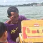 Jualan es krim di tengah-tengah laut demi hidupi keluarga. Credit: Facebook/Abbey Ann Hernandez