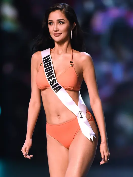 Miss Indonesia, Sonia Fergina Citra tampil dalam balutan baju renang dalam preliminary competition ajang Miss Universe 2018 di Bangkok, Thailand, Kamis (13/12). Tahun ini Miss Unverse memasuki penyelenggaraan tahun ke-67. (Lillian SUWANRUMPHA / AFP)