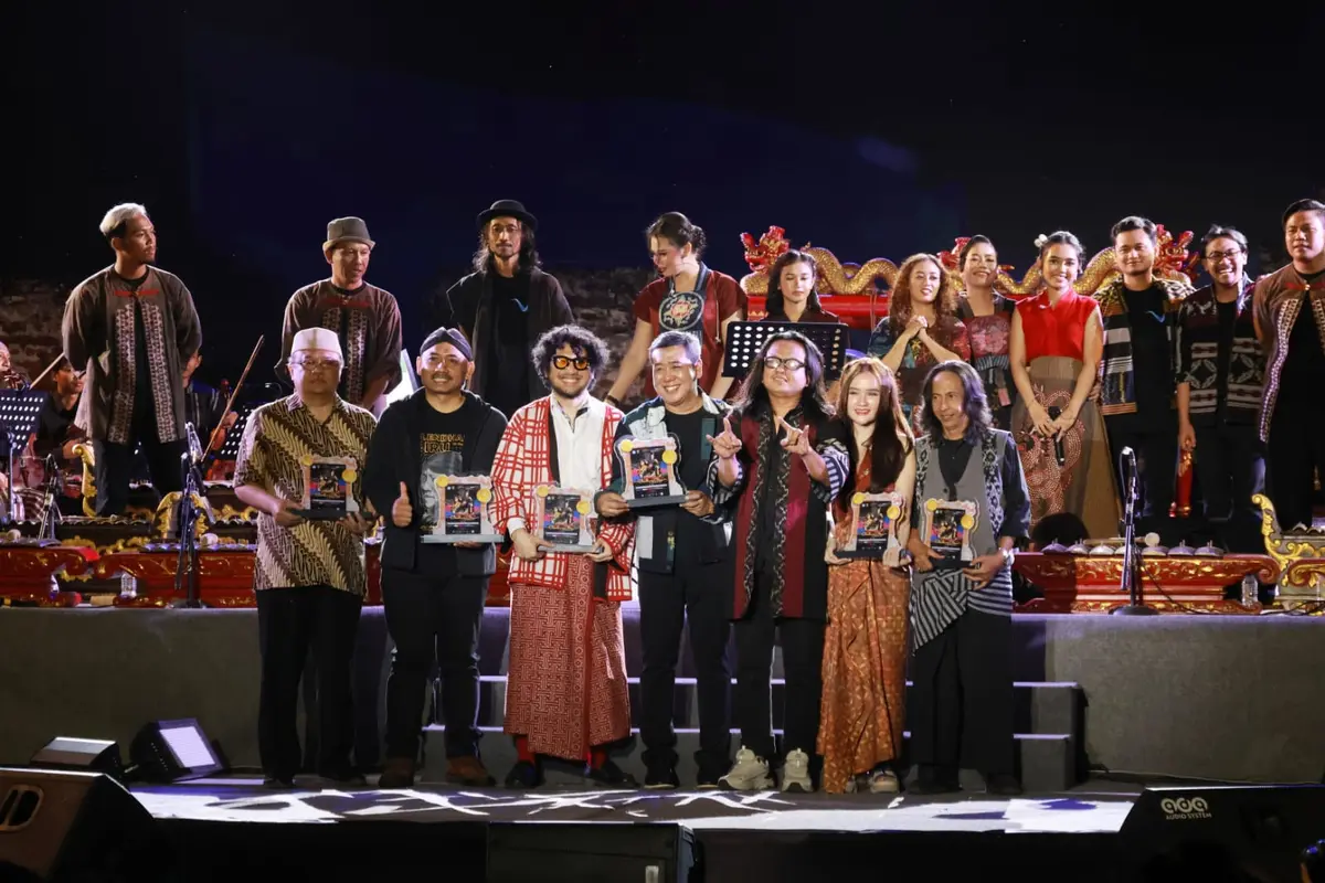 Kemendikbudristek melalui Direktorat Perfilman, Musik, dan Media bersama Gondrong Gunarto menggelar konser 'Sléndhang Biru Tak Pernah Usai' di Benteng Pendhem Van Den Bosch, Kabupaten Ngawi, Jawa Tengah pada Sabtu (9/9/2023).
