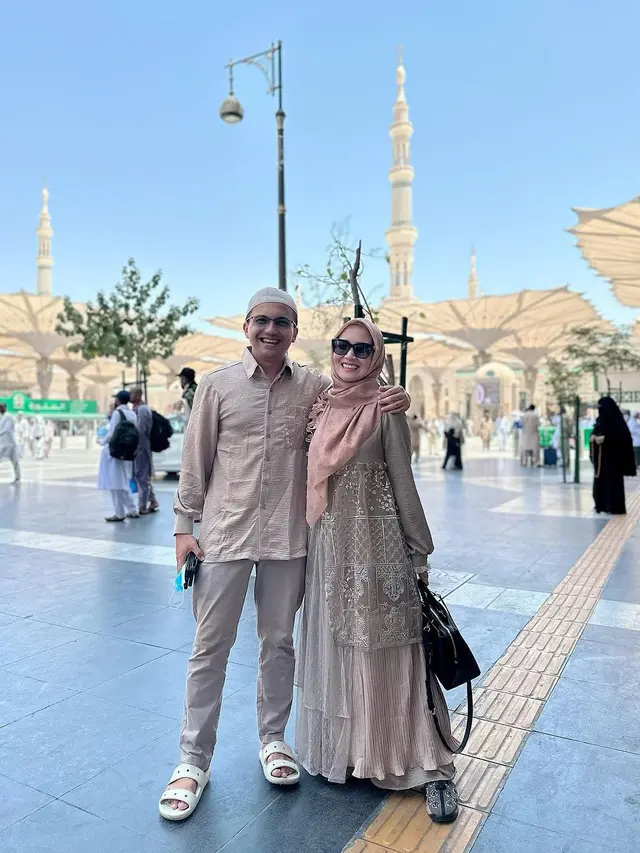 8 Potret Sahrul Gunawan dan Istri Jalani Ibadah Haji, Ajak Mertua