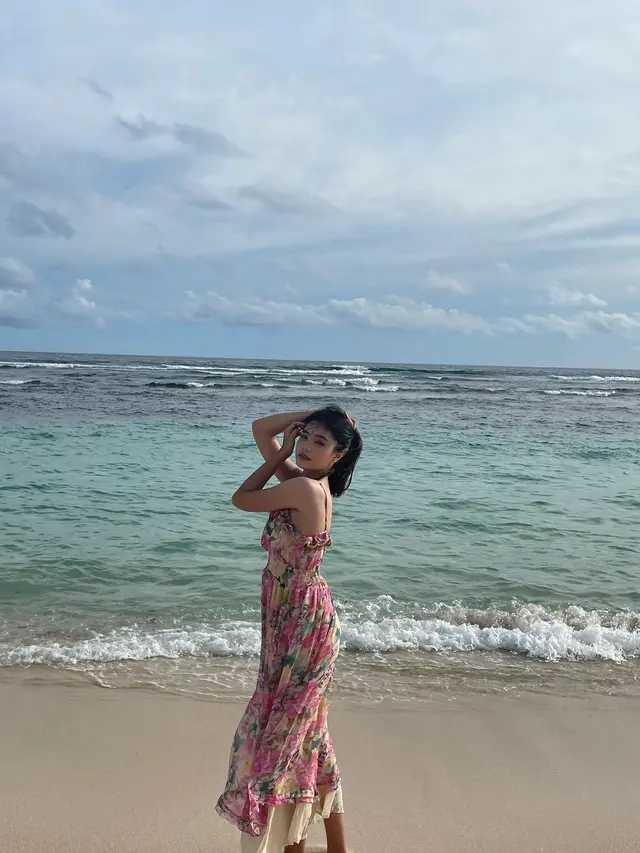 Tampil Pakai Dress, Ini 7 Potret Lea Ciarachel Liburan Ke Pantai yang Tuai Sorotan