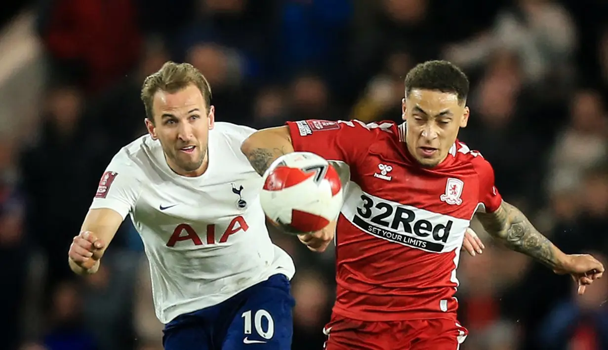Pemain Tottenham Hotspur Harry Kane (kiri) berebut bola dengan pemain Middlesbrough Marcus Tavernier pada pertandingan putaran kelima Piala FA di Stadion Riverside, Middlesbrough, Inggris, 1 Maret 2022. Tottenham Hotspur kalah 1-0 dan tersingkir dari Piala FA. (Lindsey Parnaby/AFP)