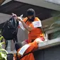 Dua dari lima tersangka kasus perampokan disertai penyanderaan melakukan adegan rekonstruksi kejadian di Jalan Metro Hijau IX, Jakarta, Selasa (13/9). 60 adegan reka ulang kejadian diperagakan tersangka. (Liputan6.com/Helmi Fithriansyah)