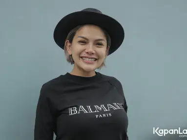 Tampil simpel, Nikita hanya mengenakan kaos hitam dan topi. Namun dirinya nampak terlihat memesona dengan balutan senyum sumringahnya. (Kapanlagi.com/Nurwahyunan)