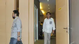 Agun Gunanjar (kanan) saat akan mengikuti pertemuan juru runding Islah di Kantor DPP Partai Golkar, Jakarta, Selasa (23/12/2014). (Liputan6.com/Herman Zakharia)