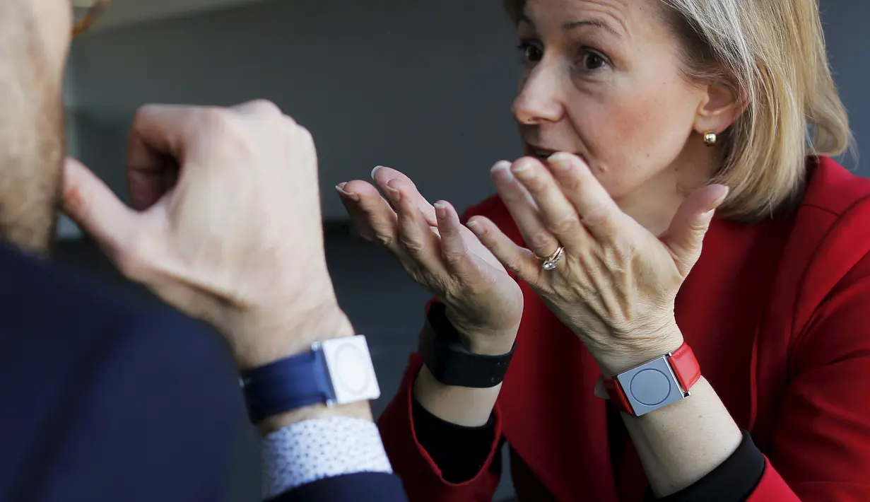 Profesor MIT dan kepala ilmuwan dari pembuatan jam tangan Empatica, Rosalind Picard mengenakan jam tangan canggihnya di Cambridge,Inggris (11/11). Menurutnya hal ini dapat mengurangi angka kematian akibat terlambatnya penanganan. (REUTERS/Brian Snyder)