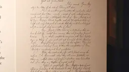 Sebuah surat yang ditulis Presiden AS Abraham Lincoln pada tahun 1862 untuk Raja Mongkut dari Thailand dipamerkan Kedutaan Besar AS di Bangkok, 22 Maret 2018. Lincoln menolak hadiah berupa sepasang gajah Thailand lewat sepucuk surat. (AP/Sakchai Lalit)