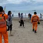 Tim dari Kantor SAR Bandung melakukan patroli di sekitaran objek wisata Pantai Pangandaran. (Dok. Basarnas)