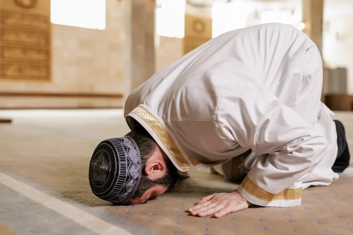 Ilustrasi muslim salat, duha