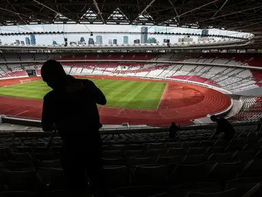 Pekerja melakukan perawatan tribun penonton Stadion Utama Gelora Bung Karno, Senayan, Jakarta, Kamis (9/2/2023). Perawatan kebersihan stadion berkapasitas 88.083 penonton tersebut dilakukan memasuki hari ke-100 menuju kick off Piala Dunia U-20 2023 yang akan digelar di Indonesia pada 20 Mei hingga 11 Juni mendatang. (Liputan6.com/Johan Tallo)