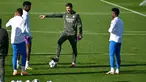 Pelatih Real Madrid asal Spanyol, Xabi Alonso, memberi isyarat selama sesi latihan jelang matchday 5 league phase Liga Champions 2025/2026 melawan Olympiakos FC di Real Madrid Sports City, Valdebebas, pada Selasa 25 November 2025. Real Madrid terus mematangkan persiapan mereka menjelang matchday kelima Liga Champions 2025/2026 melawan Olympiacos. (Javier SORIANO/AFP)