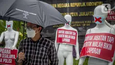 Sejumlah manekin dan poster tuntutan saat dipajang di depan Polda Metro Jaya, Jakarta, Senin (21/3/2022). Aksi itu bentuk dukungan terhadap Haris Azhar dan Fatia Maulidiyanti saat menjalani pemeriksaan terkait kasus dugaan pencemaran nama baik Luhut Binsar Pandjaitan. (Liputan6.com/Faizal Fanani)