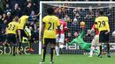 Striker Watford, Troy Deeney, mencetak gol melalui penalti ke gawang MU yang dijaga David de Gea dalam lanjutan Liga Inggris di Stadion Icarage Road, Watford, Sabtu (21/11/2015). (AFP Photo/Ben Stansall)