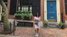 Bagikan momen liburan di Amerika, Dian Sastro sukses mencuri perhatian warganet dengan gayanya. Bintang film Ada Apa dengan Cinta itu memadukan rok pendek warna pink dengan sepatu sneakers. Penampilan itu membuatnya terlihat bak ABG meski sudah berusia kepala empat. (Liputan6.com/IG/@therealdisastr)
