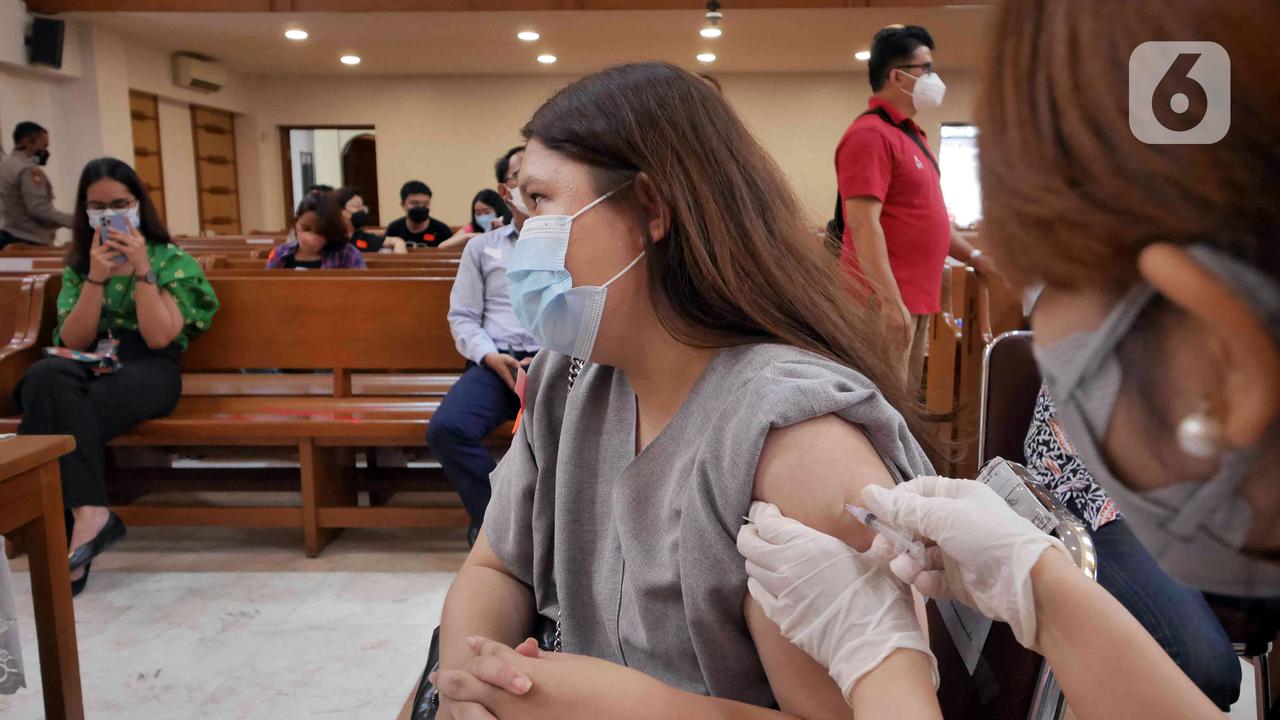 FOTO: Vaksinasi Dosis Ketiga COVID-19 di Gereja HKBP Menteng Anno 1955