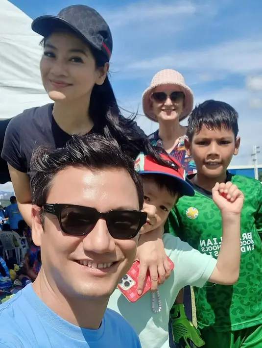 Ditengah kesibukannya, Tikam dan suami terlihat mendampingi putra sulungnya. Begitu juga saat Juna yang berposisi sebagai penjaga gawang tanding. Pasangan ini berada di pinggir lapangan. [Instagram/titi_kamall]