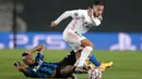 Penyerang Real Madrid, Eden Hazard, berebut bola dengan pemain Inter Milan, Arturo Vidal, pada laga Liga Champions di Stadion Alfredo Di Stefano, Rabu (4/11/2020). Real Madrid menang dengan skor 3-2. (AP/Bernat Armangue)