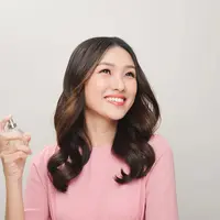 Ilustrasi menggunakan parfum. (c) makidotvn/Depositphotos.com