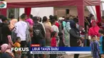 Rintik hujan yang sempat mengguyur Ibu Kota tidak menghentikan antrean para pengunjung. Tidak sedikit dari mereka yang rela antre menunggu untuk dapat naik ke puncak monas.