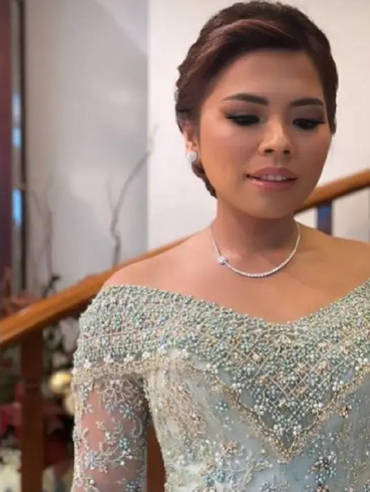 Felicia Hutapea, anak perempuan Hotman Paris yang juga berprofesi sebagai pengacara pun tampil menawan. Ia tampil kompak dengan sang calon ipar, Chen Giovani. [Foto: Instagram]