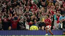 Pemain Manchester United, Joshua Zirkzee melakukan selebrasi usai mencetak gol pembuka saat pertandingan sepak bola Liga Premier Inggris melawan Fulham di stadion Old Trafford, Jumat 16 Agustus 2024. (AP Photo/Dave Thompson)