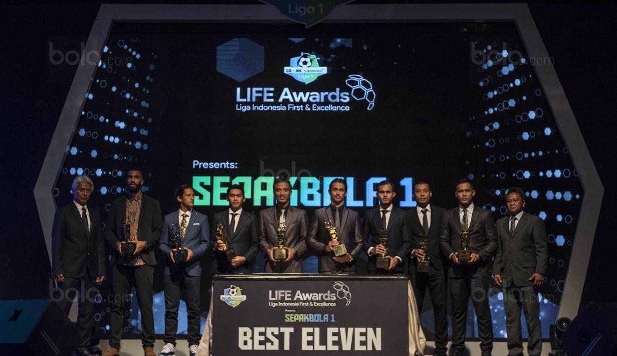 Sejumlah pemain menerima penghargaan Best Eleven Liga 1 di Hotel Mulia, Jakarta, Jumat (22/12/2017). Malam Penghargaan Liga 1 memberi apresiasi kepada sejumlah tokoh sepak bola. (Bola.com/Vitalis Yogi Trisna)