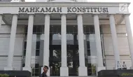 Personel Brimob berjaga di depan Gedung Mahkamah Konstitusi (MK), Jakarta, Selasa (25/6/2019). Jelang sidang pembacaan putusan akan digelar pada Kamis (27/6), sekitar 47.000 personel keamanan gabungan akan disiagakan di Ibu Kota DKI Jakarta. (Liputan6.com/Helmi Fithriansyah)