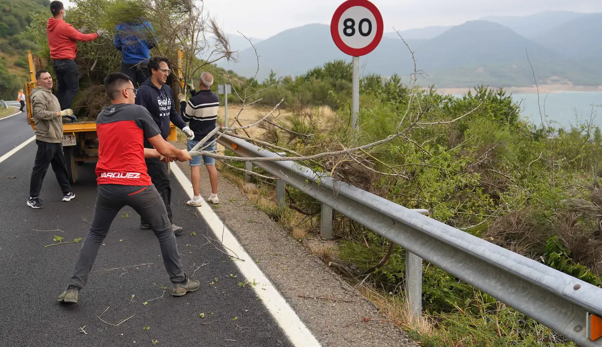 Kegiatan pembersihan hutan pegunungan ini sebagai persiapan menghadapi kemungkinan kedatangan api dari kebakaran. (CESAR MANSO/AFP)