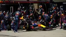 Selain Hamilton dan Leclerc, ada Max Verstappen dan Lando Norris yang mobilnya juga diperiksa oleh petugas FIA. Verstappen dan Norris lolos dalam pemeriksaan plank wear tersebut, namun sayangnya Hamilton dan Leclerc tidak. (AP Photo/Shawn Thew, Pool)