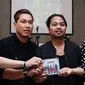 Armada Band menunjukkan CD album barunya bertajuk Maju Terus Pantang Mundur di Jakarta, Jumat (28/7). Album ini merupakan album ke 5 yang terdapat lagu Asal Kau Bahagia yang banyak disambut oleh masyarakat. (Liputan6.com/Herman Zakharia)