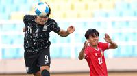Pemain Korea Selatan U-23, Cho Sang-hyeok (kiri) membobol gawang Laos U-23 pada matchday 2 Kualifikasi Piala Asia U-23 2026 di Stadion Gelora Delta, Sidoarjo, Sabtu (6/9/2025) sore WIB. (Bola.com/Abdul Azis)