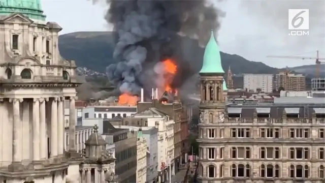 Kebakaran terjadi di bangunan bersejarah di pusat kota Belfast. Awal mula terjadinya kebakaran dari salah satu toko pakaian yang ada di pusat Belfast.