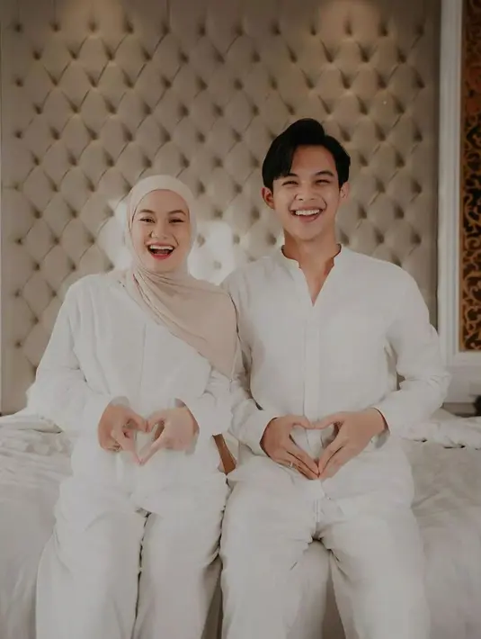 Dalam momen tersebut, wanita 25 tahun ini juga turut memamerkan baby bump yang mulai terlihat. Pasangan selebriti ini juga sama-sama melakukan pose hati di bagian perut masing-masing. (Liputan6.com/IG/@dindahw)