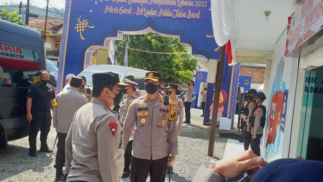 Kapolres Garut AKBP Wirdhanto Hadicaksono tengah menjelaskan situasi dan sejumlah persiapan mudik nasional kepada Wakapolri Komjen Pol Gatot Eddy Pramono di Pos Terpadu Limbangan, Garut, Jawa Barat. (Liputan6.com/Jayadi Supriadin)