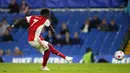 Pemain Arsenal Bukayo Saka mencetak gol ke gawang Chelsea pada pertandingan sepak bola Liga Inggris di Stamford Bridge, London, Inggris, 20 April 2022. Arsenal menang 4-2. (AP Photo/Frank Augstein)