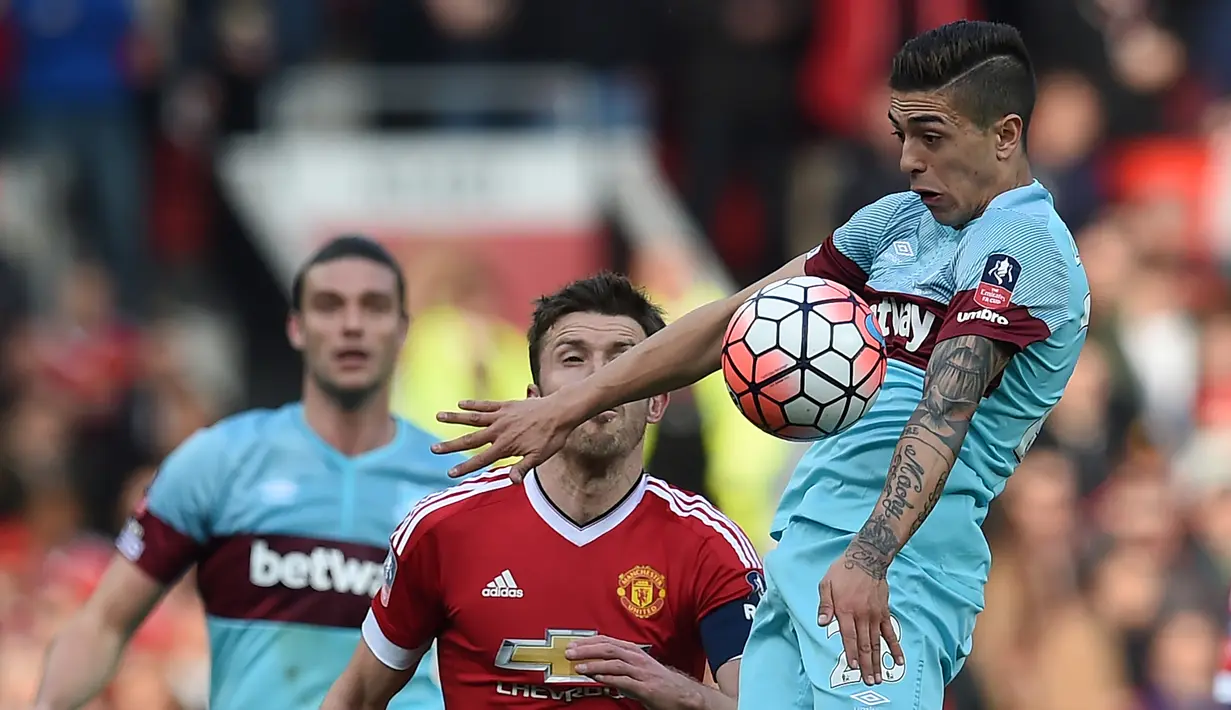 4. Gelandang West Ham United, Manuel Lanzini, mencetak 5 gol dari 17 kali tembakan dari dalam kotak penalti atau meraih konversi keberhasilan 29,41 %. (AFP/Paul Ellis)