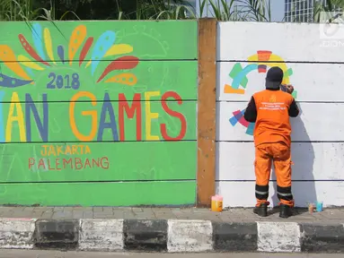 Petugas PPSU Kelurahan Kuningan Timur membuat lukisan mural bertema Asian Games 2018 di Jalan Perintis, Jakarta, Kamis (5/7). Mural tersebut untuk menyambut dan memeriahkan pelaksanaan Asian Games 2018. (Liputan6.com/Arya Manggala)