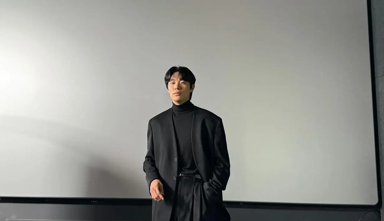Ryu Jun Yeol tampil dengan outfit serba hitam. Ia memadukan knitted turtleneck dengan setelan blazer dan celana panjang, serta sepatu yang semuanya berwarna hitam. [Foto: Instagram/ryusdb]
