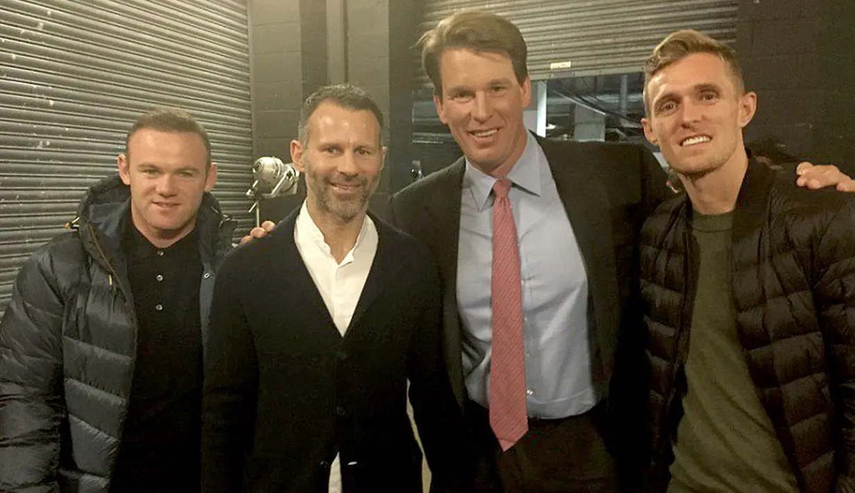  Wayney Rooney (kiri) beserta Ryan Giggs dan Darren Fletcher berpose dengan mantan juara WWE John Bradfield Layfield sebelum melihat gelaran WWE di  Manchester Arena, Inggris, (10/11/2015). (Dailymail)