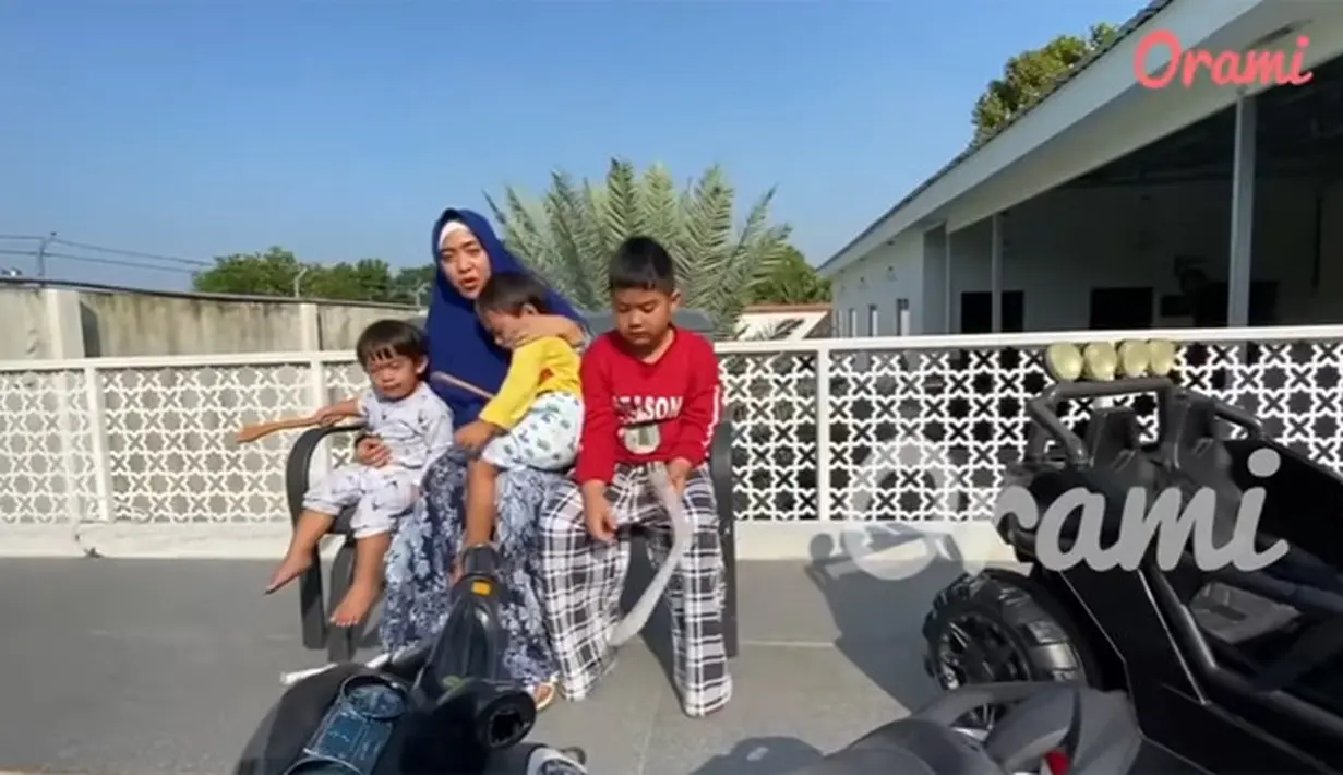 Rumah Ustaz Solmed dan Aprile Jasmin (Youtube/Orami Indonesia)