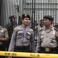 Petugas kepolisian berjaga di lokasi perampokan sadis yang terjadi di Jalan Pulomas Utara, Kayuputih, Pulogadung, Jakarta Timur, Selasa (27/12). Polisi masih menyelidiki barang-barang yang hilang dalam rumah mewah tersebut. (Liputan6.com/Faizal Fanani)