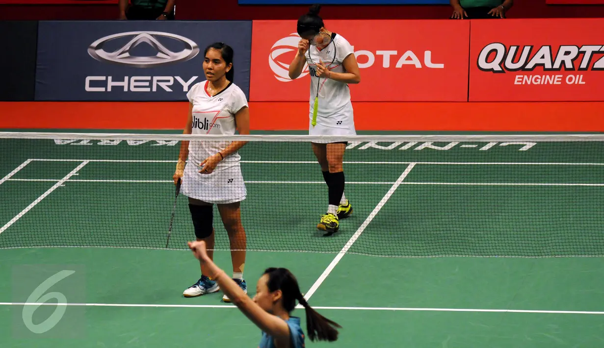 Pebulutangkis ganda putri Indonesia, Greysia Polii/Nitya tertunduk usai dikalahkan Tian Qing/Zhao Yunlei (Tiongkok) di Total BWF World Championships 2015, Jakarta, Sabtu (15/8/2015). Greysia/Nitya kalah 8-21, 16-21. (Liputan6.com/Helmi Fithriansyah)