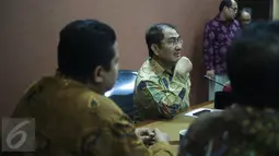 Ketua DKPP Jimly Asshidiqqie berbincang bersama saat pertemuan Tripartit di Ruang Rapat DKPP RI, Gedung Bawaslu lantai 5, Jakarta, Kamis (23/2). Pertemuan tersebut terkait dengan Pilkada serentak 2017. (Liputan6.com/Faizal Fanani)