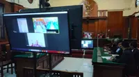 Sidang mantan Wali Kota Blitar Samanhudi di PN Surabaya digelar secara daring. (Dian Kurniawan/Liputan6.com)