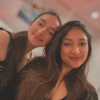 Jarang tersorot, Rahma Azhari memiliki seorang putri cantik yang sudah beranjak dewasa bernama Camilla. Paras cantik putri Rahma mencuri perhatian. Berikut potretnya Rahma dan putri sulungnya yang sama-sama cantik. [Instagram/raazharita]