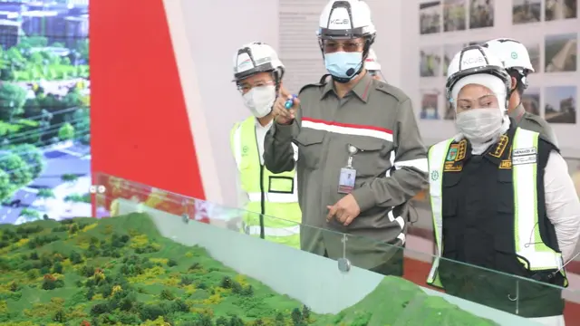 Menteri Ketenagakerjaan, Ida Fauziyah, meninjau proyek pembangunan terowongan bawah tanah Kereta Cepat Jakarta-Bandung (KCJB). (Dok Kemnaker)