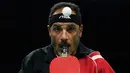 Aksi atlet Mesir, Ibrahim Hamadtou saat bersiap melempar bola dengan bantuan kakinya ke arah lawannya, Thoma Rau (Jerman) pada cabang tenis meja tunggal putra di ajang Paralimpiade 2016, Rio de Janeiro, 9 September 2016. (Thomas Lovelock/OIS/IOC via AFP)