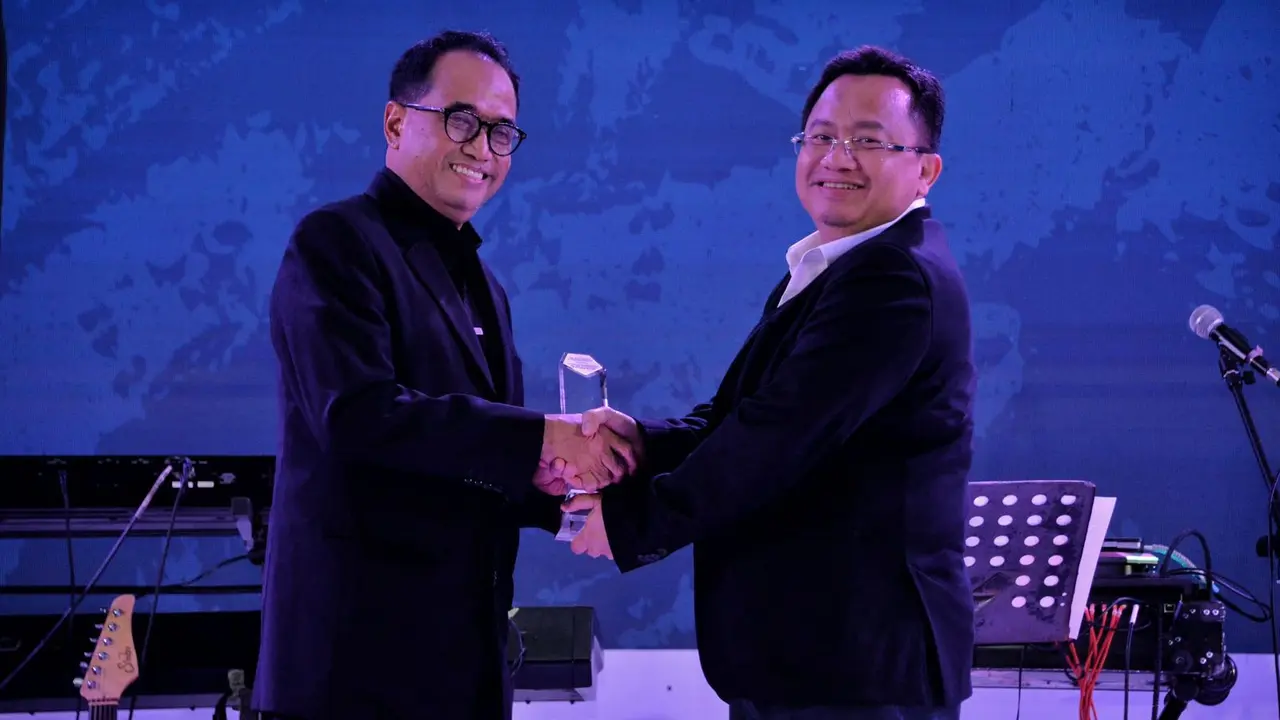 Menteri Perhubungan Budi Karya Sumadi dianugerahi penghargaan sebagai sosok yang dinilai berkontribusi positif pada pengembangan sektor maritim nasional.