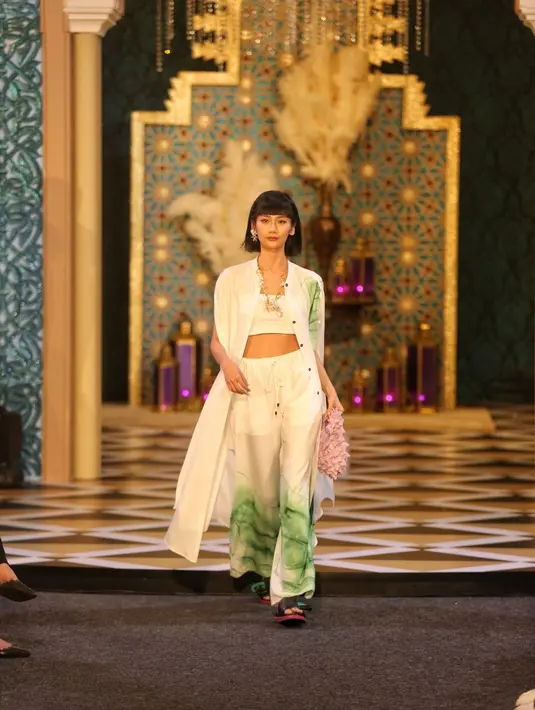 Nuansa putih dominan dalam koleksi ini dengan  aksen watercolor splash  forming pattern yang menambah koleksi setiap potongan bajunya. [Foto: Adrian Utama P].